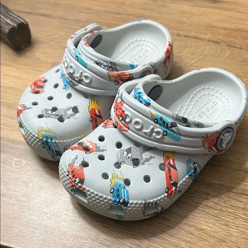 CROCS Kids' Car Pattern Slippers - Light Gray